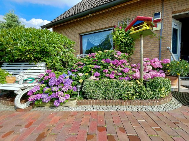 Wohnhausfront (gemütliche Sitzbank)